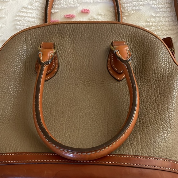 Beautiful Vintage Dooney&Bourke Dome Satchel..Taupe with British Tan details. - Picture 5 of 13